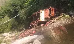 गैस सिलेंडर से भरा ट्रक नदी में गिरा- ड्राइवर कंडक्टर की मौत