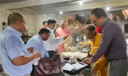 अब गुलाब जामुन में मिला रबर बैंड- स्वास्थ्य विभाग ने की छापामारी