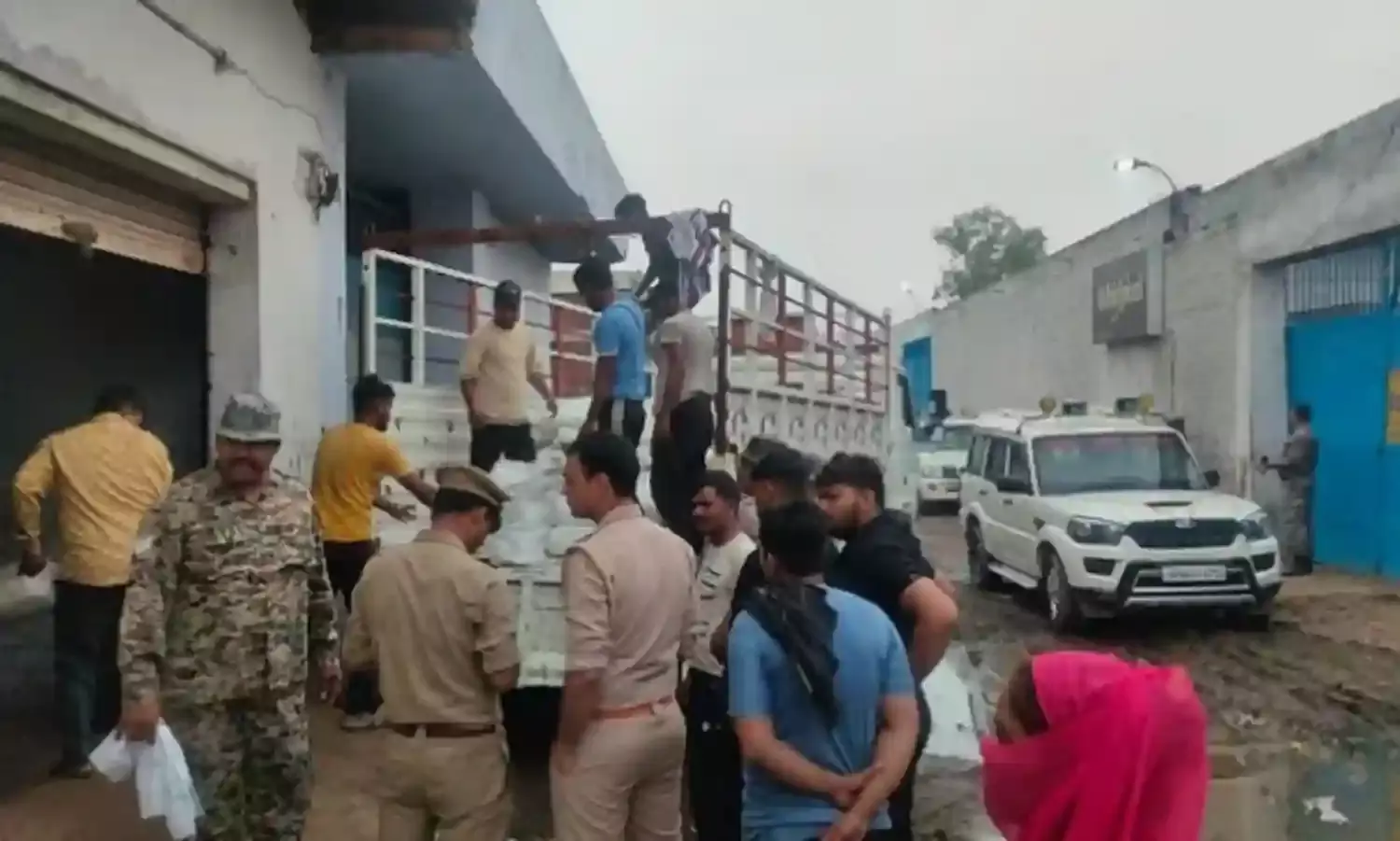 छापेमारी में बरामद हुआ पॉलिथीन का जखीरा- मंगाने पड़े 8 ट्रक