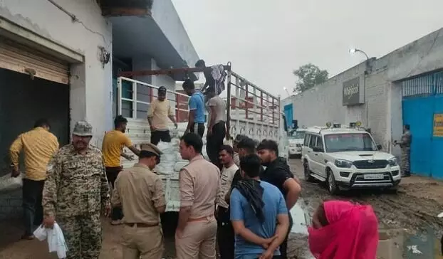 छापेमारी में बरामद हुआ पॉलिथीन का जखीरा- मंगाने पड़े 8 ट्रक छापेमारी में बरामद हुआ पॉलिथीन का जखीरा- मंगाने पड़े 8 ट्रक