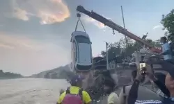 सुखी नदी में आई बाढ़ में बही गाड़ियां अब पुलिस और एसडीआरएफ ने.. सुखी नदी में आई बाढ़ में बही गाड़ियां अब पुलिस और एसडीआरएफ ने..