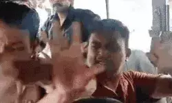 पुलिस जीप में महिलाओं ने दामाद पर जमकर बरसाई चप्पल पुलिस जीप में महिलाओं ने दामाद पर जमकर बरसाई चप्पल