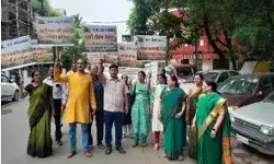 सैकड़ों पेड़ काटने का विरोध करते हुए बनाई मानव श्रृंखला- किया प्रदर्शन सैकड़ों पेड़ काटने का विरोध करते हुए बनाई मानव श्रृंखला- किया प्रदर्शन