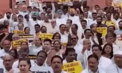 केंद्रीय एजेंसियों का दुरुपयोग- विपक्ष का संसद के बाहर प्रदर्शन केंद्रीय एजेंसियों का दुरुपयोग- विपक्ष का संसद के बाहर प्रदर्शन