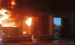 तीन मंजिला बिल्डिंग में लगी भयंकर आग- पेंट शोरूम में लगी आग से हड़कंप तीन मंजिला बिल्डिंग में लगी भयंकर आग- पेंट शोरूम में लगी आग से हड़कंप