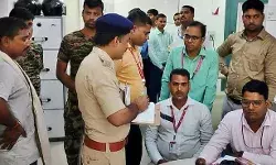 दिनदहाड़े बैंक में 45 लाख की डकैती- स्टाफ को बंधक बनाकर की गई... दिनदहाड़े बैंक में 45 लाख की डकैती- स्टाफ को बंधक बनाकर की गई...