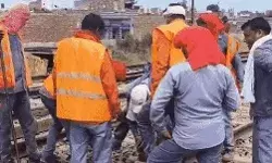 फिर हुआ रेल हादसा- अब चलती मालगाड़ी से गिरे कंटेनर- बिजली लाइन व....