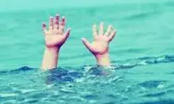 गंगा में कूदी पत्नी को डूबती देख हथियार से पति ने काटी अपनी गर्दन