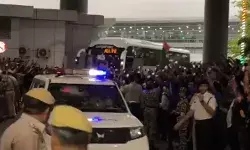 फैंस का इंतजार हुआ खत्म- t20 वर्ल्ड कप जीतकर वतन लौटी टीम इंडिया फैंस का इंतजार हुआ खत्म- t20 वर्ल्ड कप जीतकर वतन लौटी टीम इंडिया