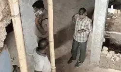 धरपकड़ शुरू होते ही भोले बाबा के आश्रम की दीवार से मिटाया नाम धरपकड़ शुरू होते ही भोले बाबा के आश्रम की दीवार से मिटाया नाम