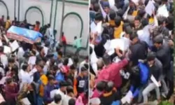 हाथरस हादसे में बड़ी कार्यवाही- 20 सेवादार अरेस्ट- मुख्य सेवादार की... हाथरस हादसे में बड़ी कार्यवाही- 20 सेवादार अरेस्ट- मुख्य सेवादार की...