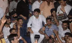 बदमाश को छुड़ाने के लिए भाजपा MLA ने घेरा थाना- एनकाउंटर का... बदमाश को छुड़ाने के लिए भाजपा MLA ने घेरा थाना- एनकाउंटर का...