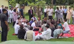 हाथरस हादसे के पीड़ितों के घर पहुंचे राहुल- गले लिपटकर रोये परिजन