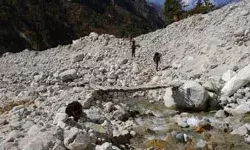 गंगोत्री गौमुख मार्ग पर टूटा लकड़ी का पुल- तेज धार में बह गए 2 कांवड़िए