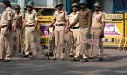 चेकिंग के लिए रोका तो शराब के नशे में धुत्त व्यक्ति ने महिला पुलिस....