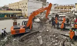 भरभराकर गिरी 5 मंजिला इमारत- अभी तक 7 लोगों की मौत- रेस्कयू जारी भरभराकर गिरी 5 मंजिला इमारत- अभी तक 7 लोगों की मौत- रेस्कयू जारी
