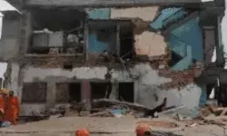 3 मंजिला मकान भरभराकर गिरा - मलबे में कई लोगों के दबने की आशंका