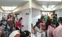 1500 रुपए के लिए दफ्तर में लगी महिलाओं की लाईन- इतनी महिलाओं.. 1500 रुपए के लिए दफ्तर में लगी महिलाओं की लाईन- इतनी महिलाओं..