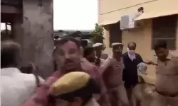 पेशी के दौरान भगदड़ में गिरे भोले बाबा के मुख्य सेवादार ने सूंघी जमीन पेशी के दौरान भगदड़ में गिरे भोले बाबा के मुख्य सेवादार ने सूंघी जमीन