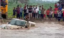 वन विभाग की गाड़ी नदी में फंसी- महिला अधिकारी समेत कर्मचारियों ने... वन विभाग की गाड़ी नदी में फंसी- महिला अधिकारी समेत कर्मचारियों ने...