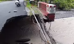 पिलर क्षतिग्रस्त होने से हाईवे पर बना पुल हवा में लटका- कभी भी गिर.... पिलर क्षतिग्रस्त होने से हाईवे पर बना पुल हवा में लटका- कभी भी गिर....