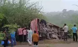 बच्चों को लेकर स्कूल जा रही बस पलटी- स्टूडेंट में मची चीख पुकार