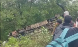 ओवरटेक करने के प्रयास में खाई में गिरी बस- दो बच्चों की मौत- अनेक घायल ओवरटेक करने के प्रयास में खाई में गिरी बस- दो बच्चों की मौत- अनेक घायल