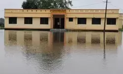 बारिश का सितम जारी- रास्ते हुए अवरुद्ध दो दिनों के लिए स्कूल बंद