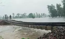 नई रेल लाइन की पुलिया बारिश के पानी में बही- हवा में लटक गई रेल पटरी नई रेल लाइन की पुलिया बारिश के पानी में बही- हवा में लटक गई रेल पटरी