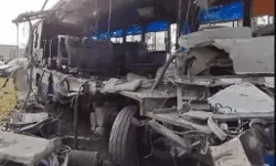 खड़े ट्रक में घुसी रोडवेज बस के उडे परखच्चे- पति पत्नी व बेटे की मौत खड़े ट्रक में घुसी रोडवेज बस के उडे परखच्चे- पति पत्नी व बेटे की मौत