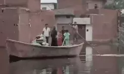 बारिश से बद्तर हुए हालात- सड़क व गलियों में चली नाव- लोगों ने किया..