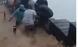 फटे बादल ने मचाई तबाही- किला घूमने गए पर्यटक तेज बहाव में फंसे फटे बादल ने मचाई तबाही- किला घूमने गए पर्यटक तेज बहाव में फंसे