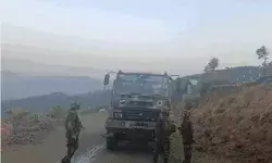 सेना की गाड़ी पर आतंकी हमला- मिलिट्री के जवानों ने की जवाबी फायरिंग सेना की गाड़ी पर आतंकी हमला- मिलिट्री के जवानों ने की जवाबी फायरिंग