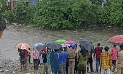 बारिश में नहाते समय फिसला पैर- नदी में बह गई किशोरी बारिश में नहाते समय फिसला पैर- नदी में बह गई किशोरी