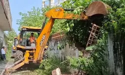 आजम खान के हमसफर पर चल रहा बुलडोजर- रिसोर्ट पर गरजी जेसीबी आजम खान के हमसफर पर चल रहा बुलडोजर- रिसोर्ट पर गरजी जेसीबी