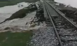 रेलवे ट्रैक को खोखला कर आबादी में घुसा पानी- हाईवे किया गया बंद रेलवे ट्रैक को खोखला कर आबादी में घुसा पानी- हाईवे किया गया बंद