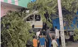 भीषण हादसा- बाइक सवार को रौंदते हुए घर में घुसा डंपर- एक की मौत