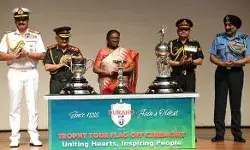 मुर्मु ने किया डूरंड कप टूर्नामेंट की ट्रॉफियों का अनावरण मुर्मु ने किया डूरंड कप टूर्नामेंट की ट्रॉफियों का अनावरण