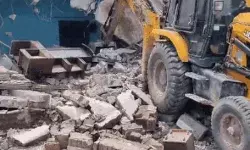 कुख्यात बदमाश की कोठी पर चला बुलडोजर- कार्रवाई को लेकर मचा हड़कंप कुख्यात बदमाश की कोठी पर चला बुलडोजर- कार्रवाई को लेकर मचा हड़कंप