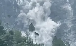 लैंडस्लाइड के बाद टनल पर टूटकर गिरा पहाड़- हाईवे हुआ बंद लैंडस्लाइड के बाद टनल पर टूटकर गिरा पहाड़- हाईवे हुआ बंद