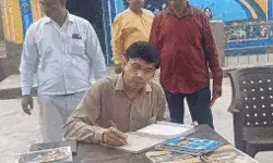 निरीक्षण में कैंडी क्रश खेलते पकड़े टीचर को डीएम ने किया सस्पेंड