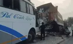 ट्रक के साथ हुई भिड़ंत में डबल डेकर बस के उडे परखच्चे- दो की मौत