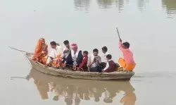 बुलंद इरादे- दुल्हन लाने को नाव में बारात लेकर पहुंचा दूल्हा- उमडी भीड़ बुलंद इरादे- दुल्हन लाने को नाव में बारात लेकर पहुंचा दूल्हा- उमडी भीड़