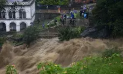 बड़ा हादसा- लैंडस्लाइड के बाद नदी में बह गई दो बसें- 63 यात्री लापता बड़ा हादसा- लैंडस्लाइड के बाद नदी में बह गई दो बसें- 63 यात्री लापता