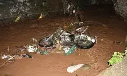 नाले में आए उफान में बहा बाईक सवार युवक लापता - बाईक मिली नाले में आए उफान में बहा बाईक सवार युवक लापता - बाईक मिली