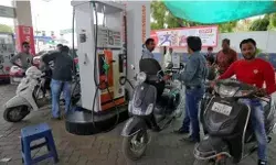 लगा महंगाई का झटका- डीजल पेट्रोल की कीमतों में हुई बढ़ोतरी लगा महंगाई का झटका- डीजल पेट्रोल की कीमतों में हुई बढ़ोतरी