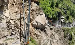 लैंडस्लाइड चौतरफा आफत- 200 सड़के बंद- बद्रीनाथ में फंसे 4000 श्रद्धालु लैंडस्लाइड चौतरफा आफत- 200 सड़के बंद- बद्रीनाथ में फंसे 4000 श्रद्धालु