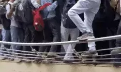 10 वैकेंसी के लिए पहुंचे 1800- धक्का मुक्की से टूटी स्टील की रेलिंग