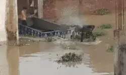 गर्दन तक भरा पानी- दिल्ली लखनऊ हाईवे बंद- ट्रैक्टर तक डूबा