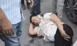 सरिये से हाथ पैर तोड़ने के बाद भाजपा नेता को बीच सड़क कुल्हाड़ी से काटा